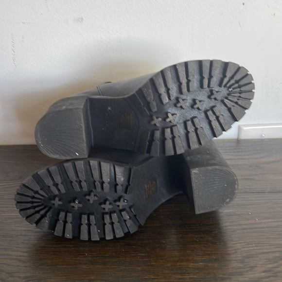 Soda Lug Sole Chelsea Boots - Picture 3 of 3